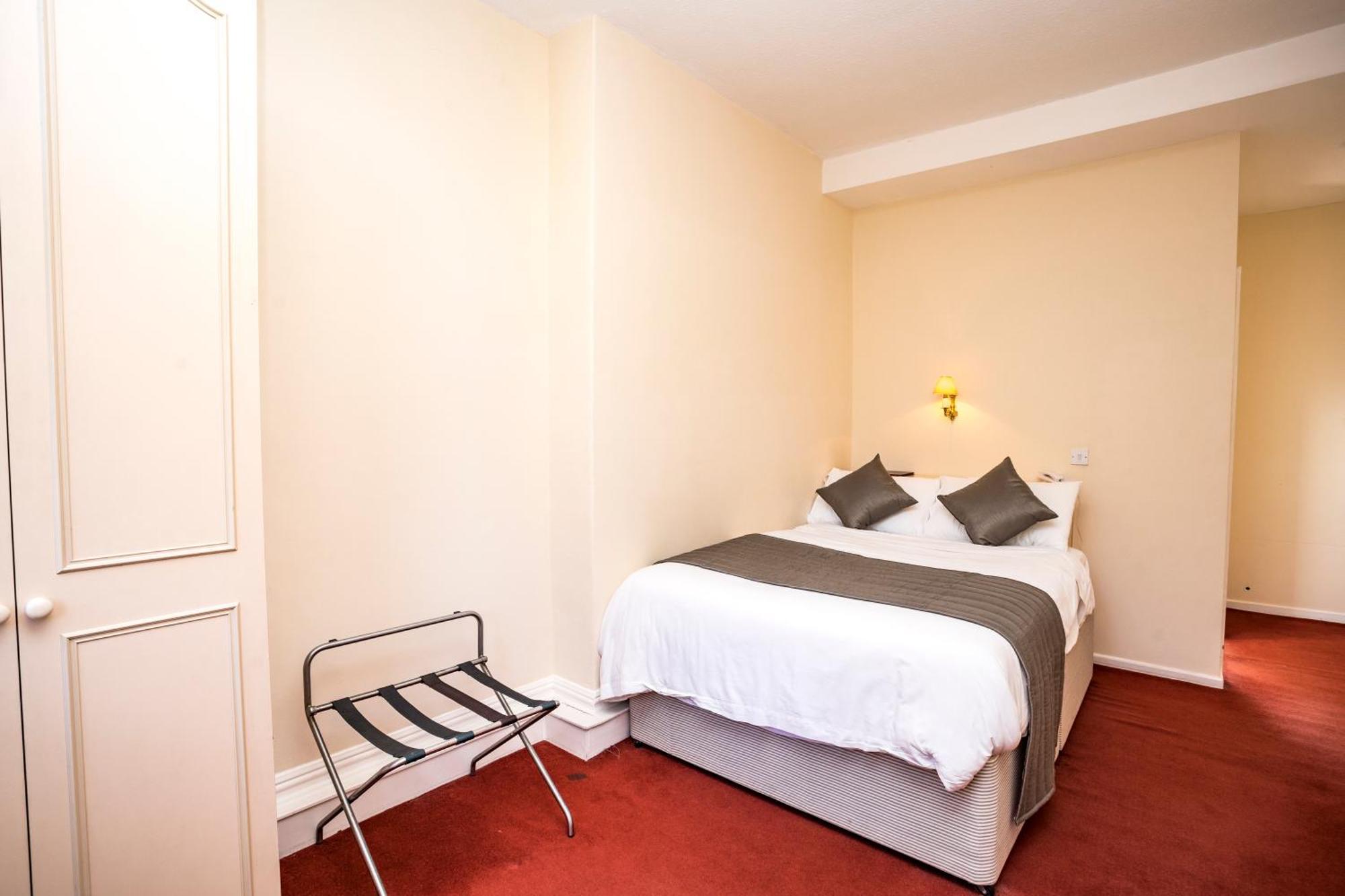 Borough Arms Hotel Newcastle-under-Lyme Exteriör bild
