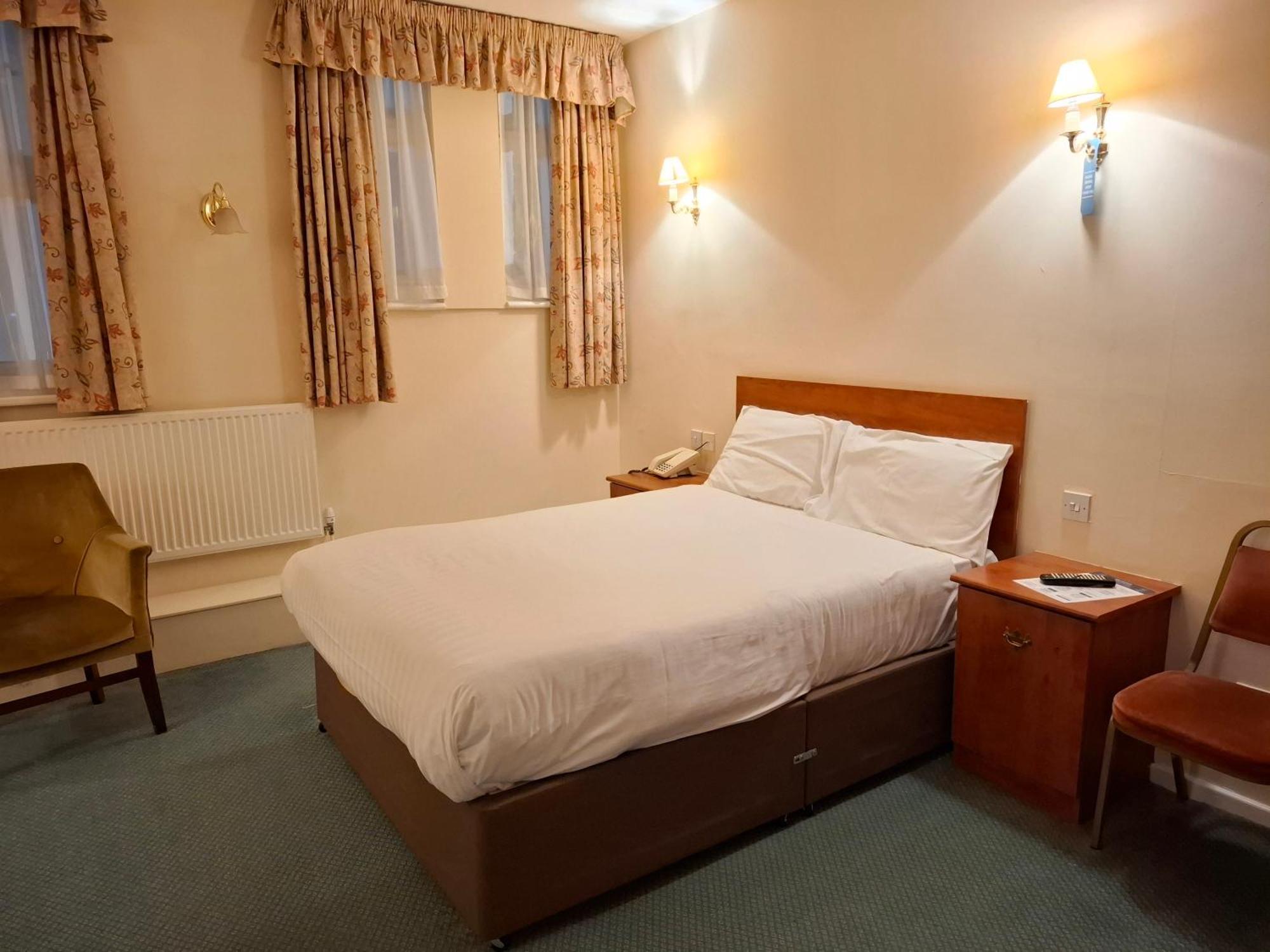 Borough Arms Hotel Newcastle-under-Lyme Exteriör bild